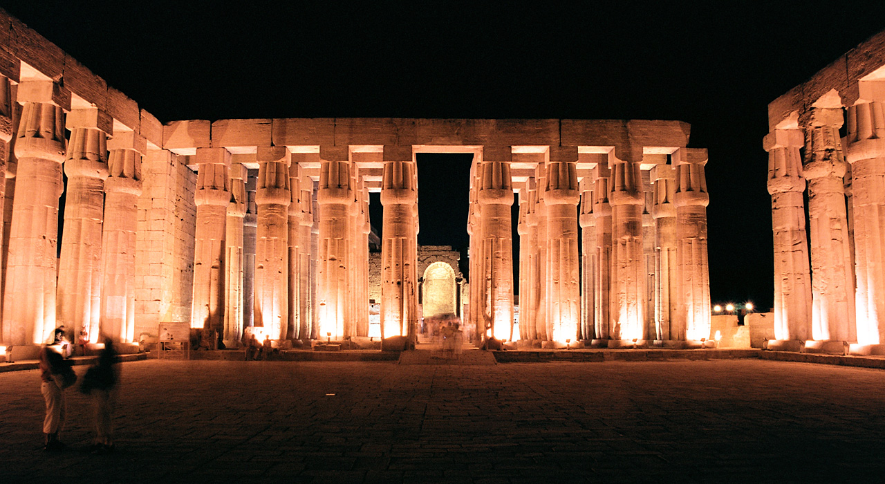 Luxor,_Luxor_Temple,_inside,_at_night,_Egypt,_Oct_2004